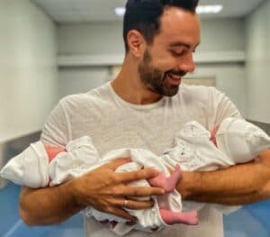 Γέννησε η Χριστίνα Μπόμπα - Η πρώτη φωτό των διδύμων