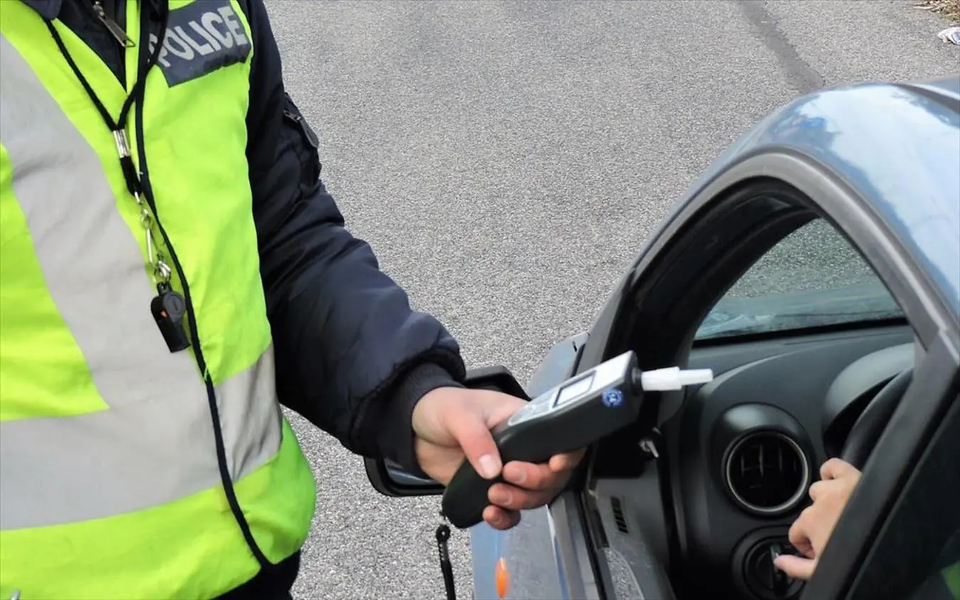 Μεσολόγγι: Τα ήπιε, έπιασε το τιμόνι και τράκαρε - Πώς κατέληξε με χειροπέδες