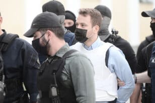 Γλυκά Νερά: Στην Ευελπίδων ο Μπάμπης Αναγνωστόπουλος - Πολίτες φώναζαν "Τέρας κτήνος, να σαπίσεις στη φυλακή" - ΒΙΝΤΕΟ