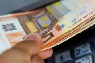 ΟΠΕΚΑ: Στα ATM τα χρήματα για τα επιδόματα Ιουλίου