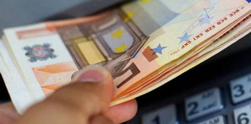 ΟΠΕΚΑ: Στα ATM τα χρήματα για τα επιδόματα Ιουλίου
