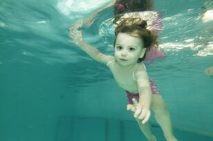 Πάτρα: Δωρεάν μαθήματα aqua aerobic και κολύμβησης για μωρά