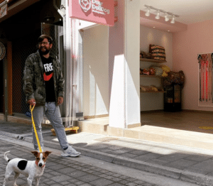 ΔΕΙΤΕ ΦΩΤΟ: Άνοιξε στην Πάτρα το πρώτο καφέ-ζαχαροπλαστείο για σκύλους!