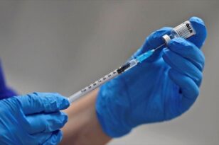 Ξεκινούν οι εμβολιασμοί με τα επικαιροποιημένα εμβόλια - Ενημέρωση εκτάκτως την Δευτέρα