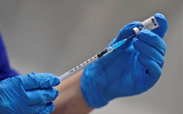 Έρευνα: Προς τρίτη δόση εμβολίων Pfizer και AstraZeneca οι άνω των 65