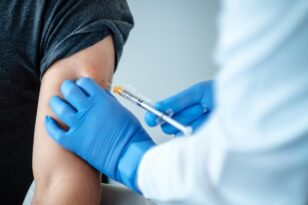 Υποχρεωτικός εμβολιασμός: Πρόστιμα από σήμερα στους άνω των 60 – Τι αλλάζει με τα self test στα σχολεία