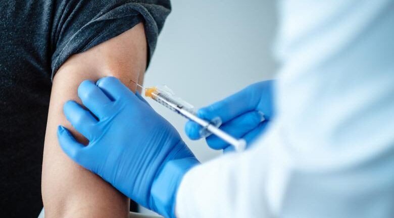 Εμβολιασμός: Ασφαλής η τρίτη δόση στους 3 μήνες- Ίσως είναι η τελευταία που θα γίνει