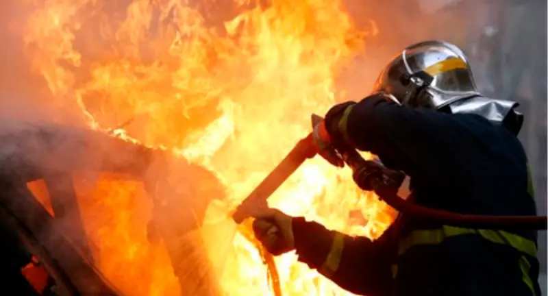 Πάτρα: Φωτιά σε αυτοκίνητο στα Ζαρουχλέϊκα - Πυρκαγιά και σ' εν κινήσει ΙΧ