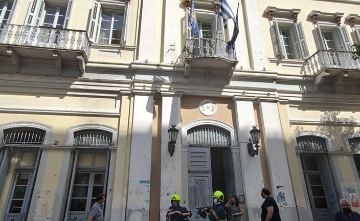 Πάτρα: Αναστάτωση στο Δημαρχείο από φωτιά - Εκκενώθηκε το κτίριο - ΦΩΤΟ