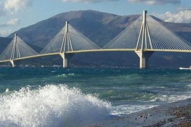 Κλειστή η πορθμειακή γραμμή Ρίου - Αντιρρίου. Η θάλασσα βγήκε στη στεριά