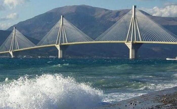 Κλειστή η πορθμειακή γραμμή Ρίου - Αντιρρίου. Η θάλασσα βγήκε στη στεριά