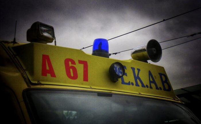 Πάτρα: Τροχαίο στο κέντρο- Στο νοσοκομείο δικυκλιστής