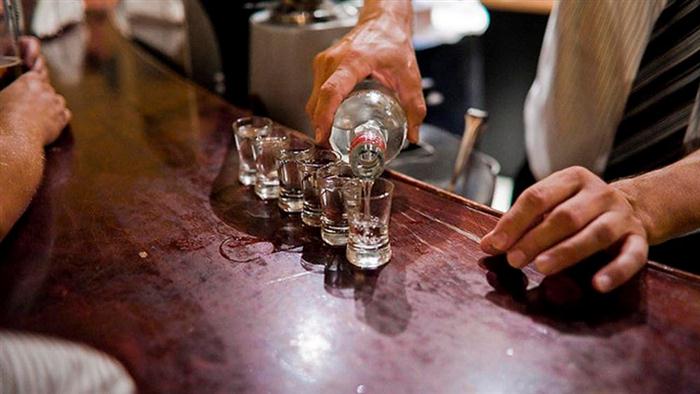 Το αλκοόλ φέρνει τους ξένους πιο κοντά σωματικά, επιβεβαιώνει νέα αμερικανική έρευνα