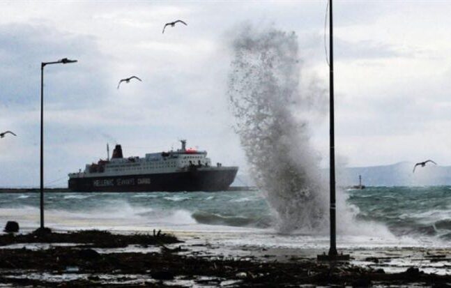 Παραμένουν δεμένα τα πλοία στα λιμάνια της Αττικής