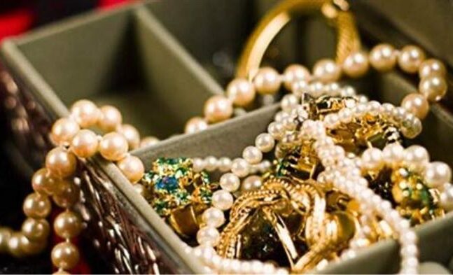 Βέροια: «Ταχυδακτυλουργός» με μια αγκαλιά άρπαξε κόσμημα αξίας 5.000 ευρώ