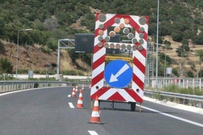 Πάτρα: "Χιόνισε" αλεύρι στην Περιμετρική - Μεγάλες ποσότητες αλευριού στο οδόστρωμα