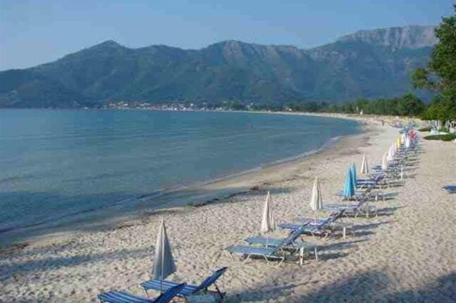 Πάτρα: Ο Δήμος καλεί τα καταστήματα για τη χρήση αιγιαλού