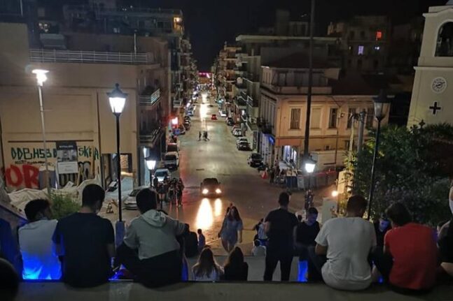 Επέμβαση στις σκάλες Αγίου Νικολάου για τα κορονοπάρτι