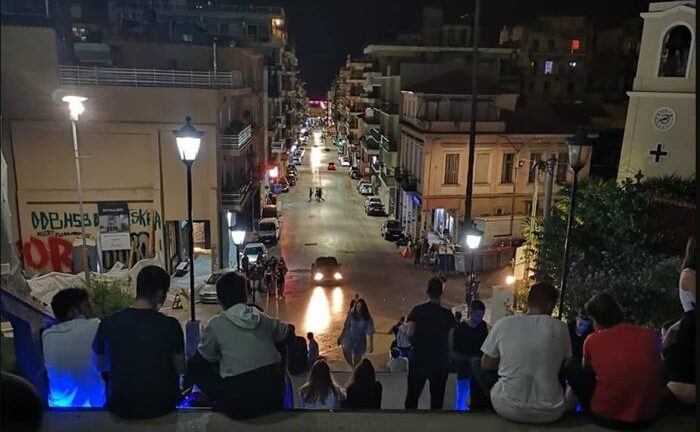 Επέμβαση στις σκάλες Αγίου Νικολάου για τα κορονοπάρτι