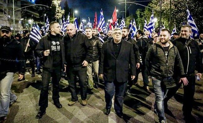 Guardian: Πώς κυκλοφορούν ελεύθεροι οι κατάδικοι της Χρυσής Αυγής;