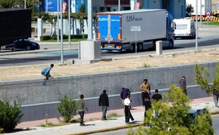 Πάτρα: Νέες μεταναστευτικές ροές στο λιμάνι - Επιθέσεις σε φορτηγά