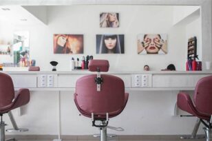 Κομμωτήρια-Μανικιούρ: Και εκτός δήμου η μετακίνηση