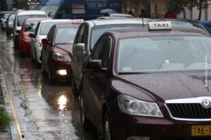Αλλάζουν τα όρια επιβατών από αύριο- Τι θα ισχύει για οχήματα, ταξί και φορτηγά