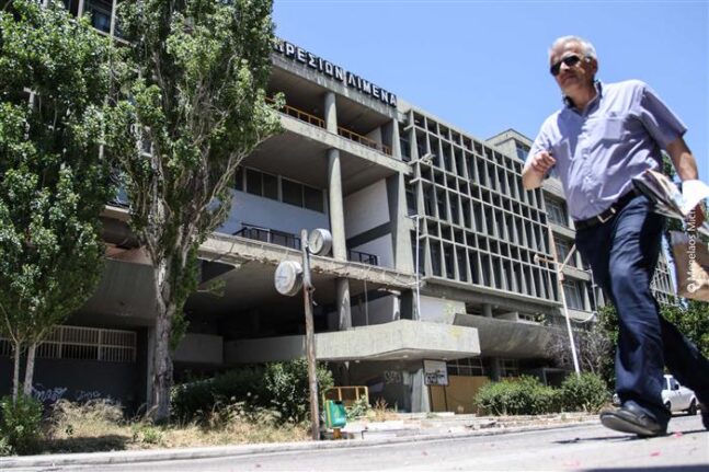 Πάτρα: Να πέσει ή να μείνει το Κτίριο Λιμένα;