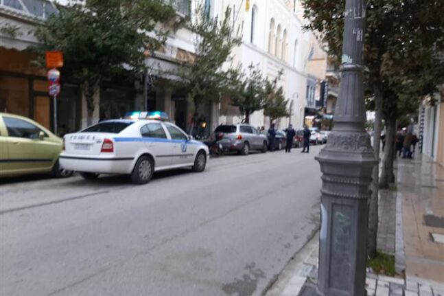 Πάτρα: Κανονικά οι Θείες Λειτουργίες - Πιστοί εντός του Μητροπολιτικού Ναού, αστυνομία έξω