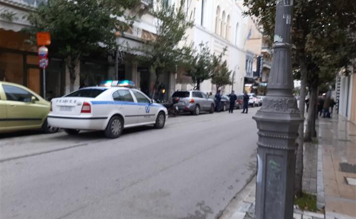 Πάτρα: Κανονικά οι Θείες Λειτουργίες - Πιστοί εντός του Μητροπολιτικού Ναού, αστυνομία έξω