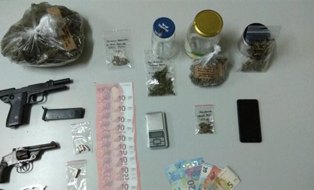 Ιωάννινα: Ένοπλος διακινούσε κάνναβη και πλαστογραφούσε χαρτονομίσματα