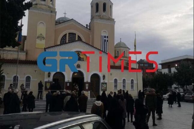 Θεοφάνεια - Θεσσαλονίκη: Ουρές στον Άγιο Δημήτριο - Κοσμοσυρροή στη Μητρόπολη Καλαμαριάς