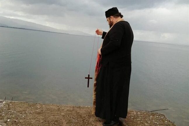 Ιερέας αγιάζει μόνος του τα νερά της Τριχωνίδας