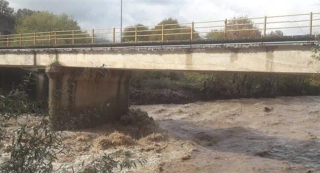 Τρίκαλα: Εκλεισε προληπτικά η γέφυρα Διαλεκτού λόγω νερού (βίντεο)