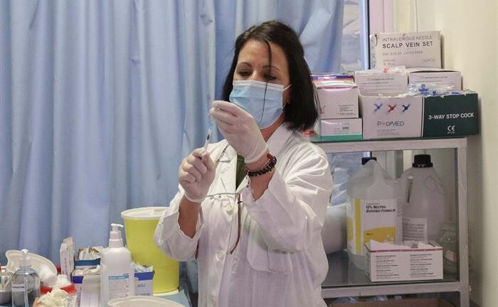 Πότε εμβολιάζονται ευπαθείς ομάδες και εκπαιδευτικοί