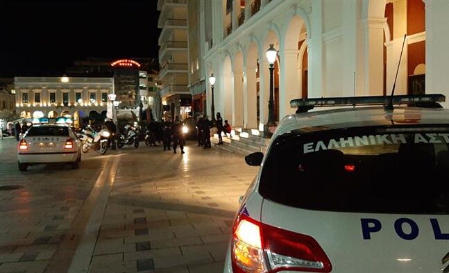 Πάτρα: Η ΕΛΑΣ "έσπασε" μεγάλες παρέες στην πλατεία Γεωργίου