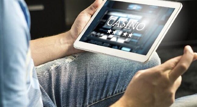 Ο διαδικτυακός τζόγος εθίζει όλο και περισσότερους