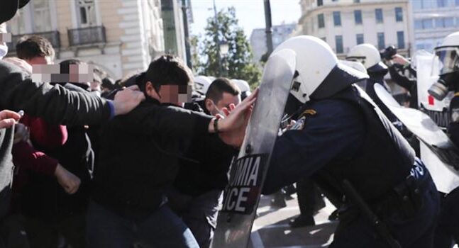 Αλλαγές Παιδεία: Ενταση και χημικά στα Προπύλαια σε συγκέντρωση φοιτητών