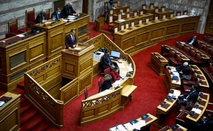 Ψήφος αποδήμων: Ισοπαλία «ναι» & «όχι» στη Βουλή