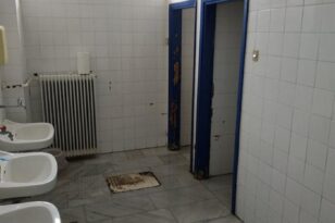 Αίγιο: «Συνωστιμός» μαθητών-δασκάλων στις τουαλέτες του 6ου δημοτικού