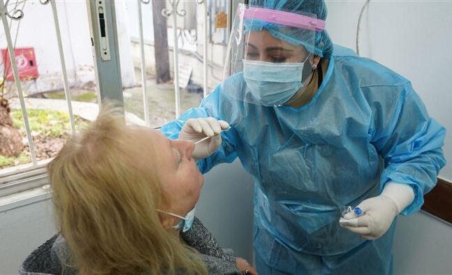 Αιγιάλεια: Μέσα με κρούσματα, έξω με κουνήματα!