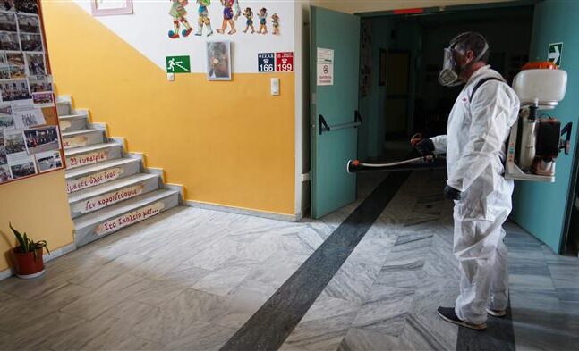 Ακράτα: Ανάστατοι γονείς για κρούσμα, ζητούν να κλείσουν δύο σχολεία