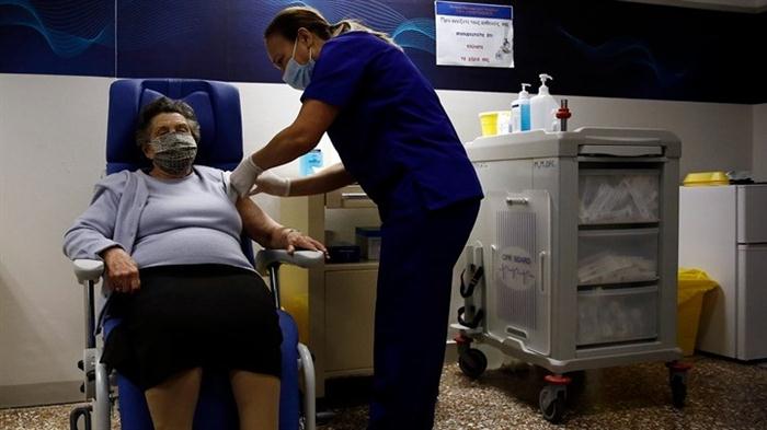 Αχαΐα - Εμβολιασμός: Οι ηλικιωμένοι πιστοί στο ραντεβού τους