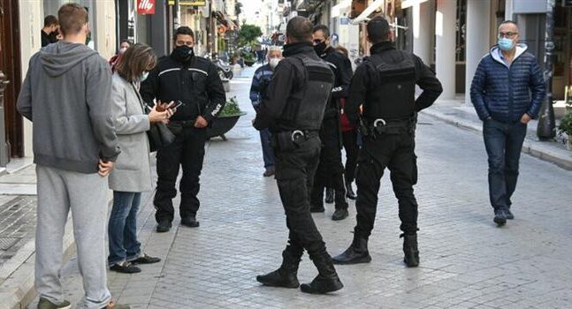 Πάτρα: Ανοικτά τα μαγαζιά, στον δρόμο η ΕΛΑΣ