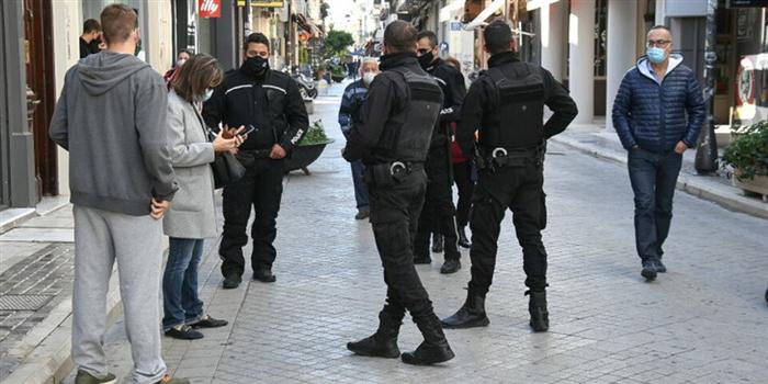 Πάτρα: Ανοικτά τα μαγαζιά, στον δρόμο η ΕΛΑΣ
