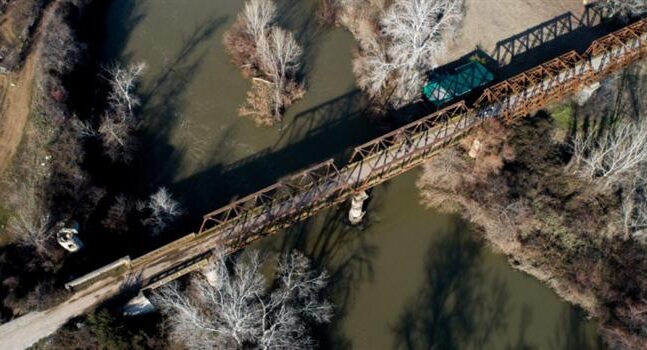 Τρίκαλα: Διακόπηκε η κυκλοφορία των οχημάτων στη γέφυρα του Πηνειού