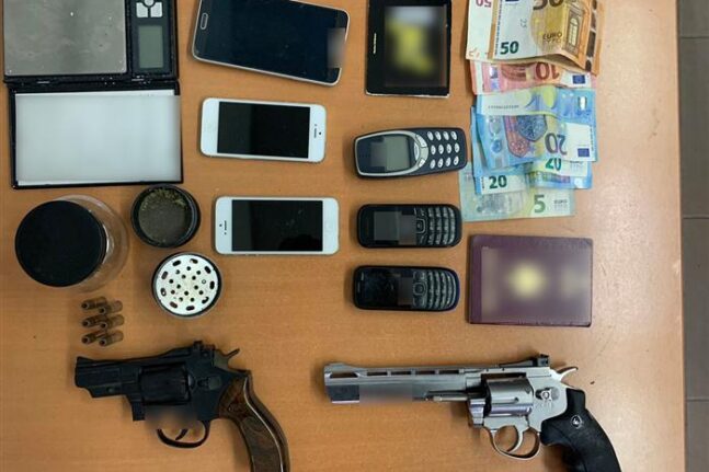 Πάτρα: Οπλα, κάνναβη και έξι κινητά στο σπίτι του φερόμενου δράστη για το φονικό