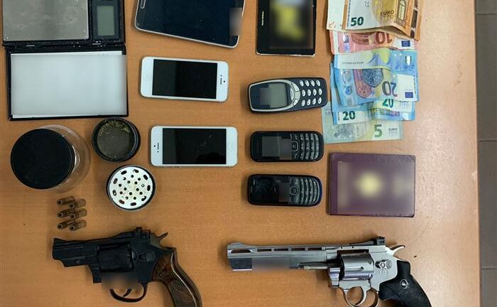 Πάτρα: Οπλα, κάνναβη και έξι κινητά στο σπίτι του φερόμενου δράστη για το φονικό
