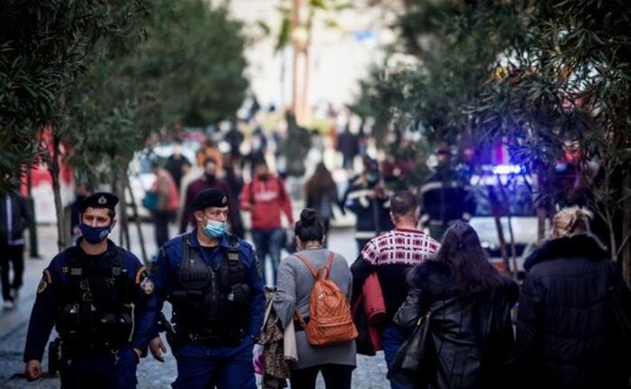 Εισήγηση λοιμωξιολόγων: Να βαφτεί «κόκκινη» η Αττική, ίσως δεν ανοίξουν τα σχολεία