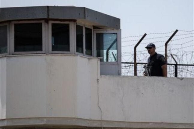 Πάτρα: Νέες έρευνες στον Αγιο Στέφανο - Χάπια, αυτοσχέδιο αλκοόλ και κινητά